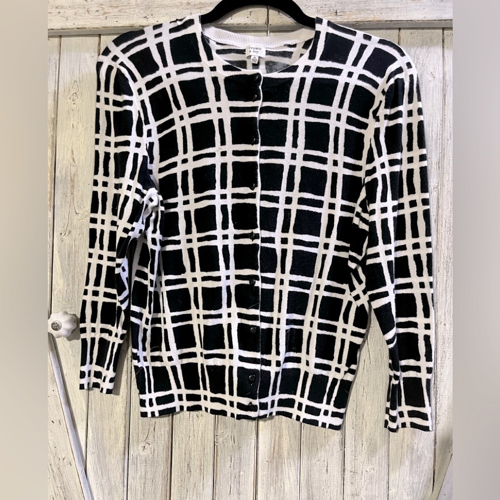 CROWN AND IVY Button Down Fitted ladies Adorable sweater**